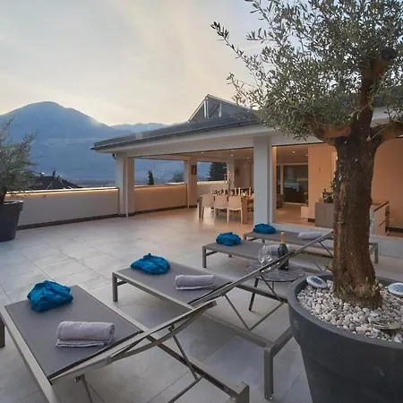 Penthouse & Garden - Luxury Apartment Postal / Burgstall